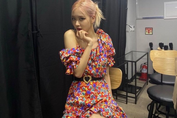 9 Inspirasi Outfit Bermotif ala Rose BLACKPINK, Modis dan Kekinian!