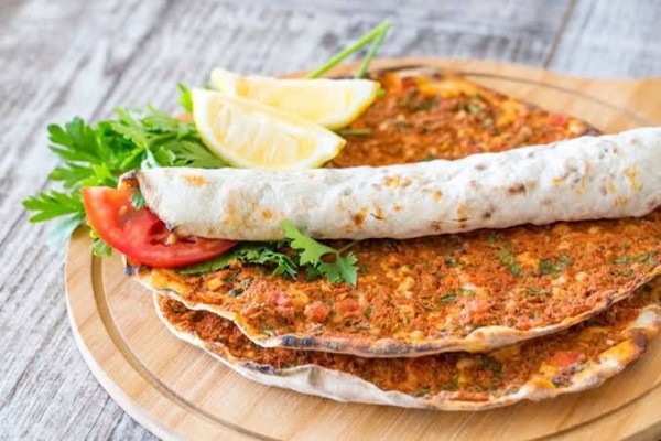Resep Lahmacun Khas Turki, Roti Tipis Bertopping yang Mirip Pizza