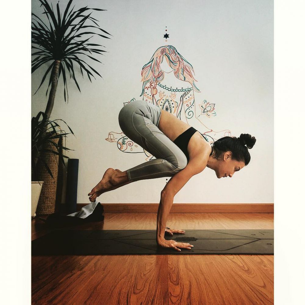 Ungkap Rahasia Body Goals, 9 Potret Sophia Latjuba saat Yoga