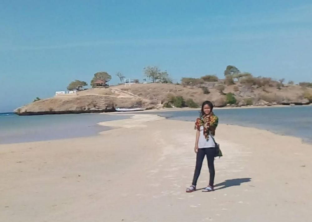 Pesona Pantai Lariti di Bima, Laut Terbelah saat Airnya Surut