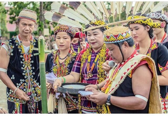 Ide Penting Fakta Suku Dayak, Foto Wisata