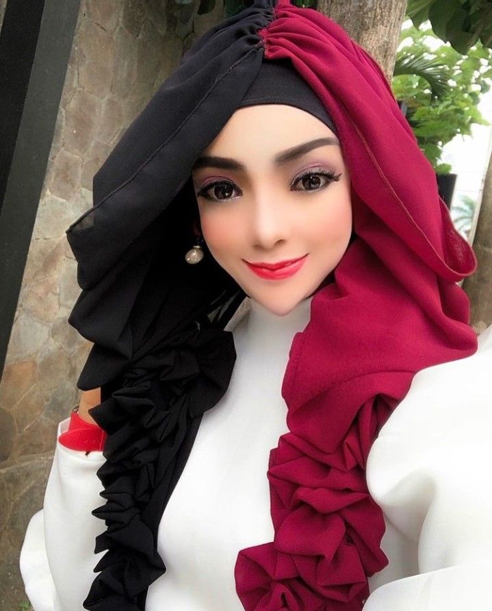 10 Potret Yuni Jasmine Viral di TikTok, Bak Barbie Berdagu Lancip