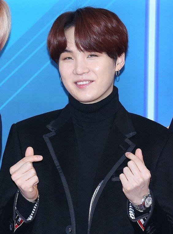 10 Potret Finger Heart Suga BTS yang Rayakan Debut 8 Tahun