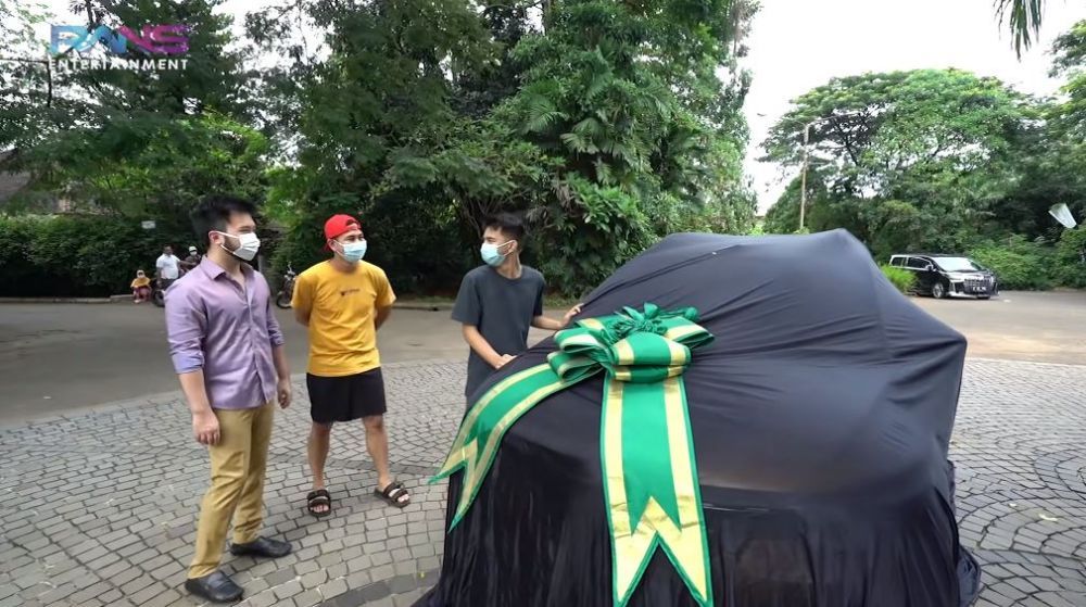 2 Bulan jadi Artis, 9 Potret Dimas Ahmad Langsung Beli Mobil Eropa