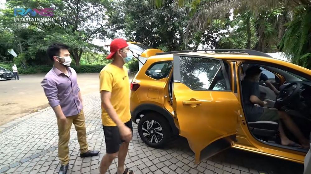 2 Bulan jadi Artis, 9 Potret Dimas Ahmad Langsung Beli Mobil Eropa