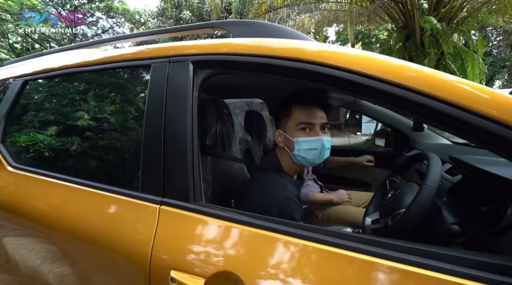 2 Bulan jadi Artis, 9 Potret Dimas Ahmad Langsung Beli Mobil Eropa