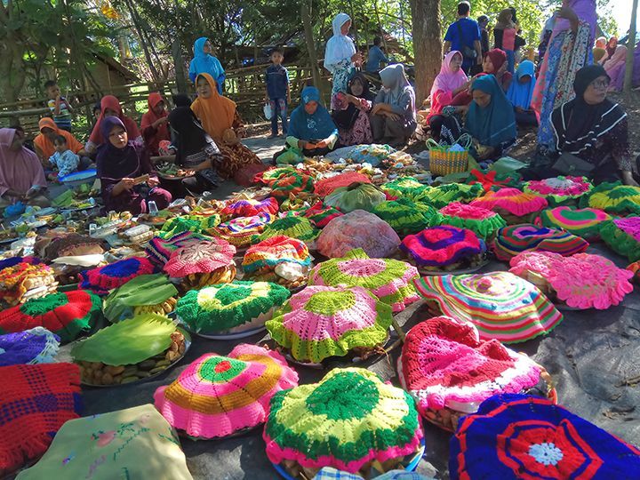 6 Tradisi Masyarakat Sumbawa, Masyarakat Asli di Nusa Tenggara Barat