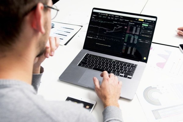 5 Cara Menabung Saham dengan Gaji UMR, Pegangan Masa Depan