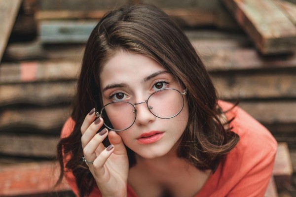6 Zodiak yang Selalu Bergaya Feminin, Tampak Memesona Luar Dalam