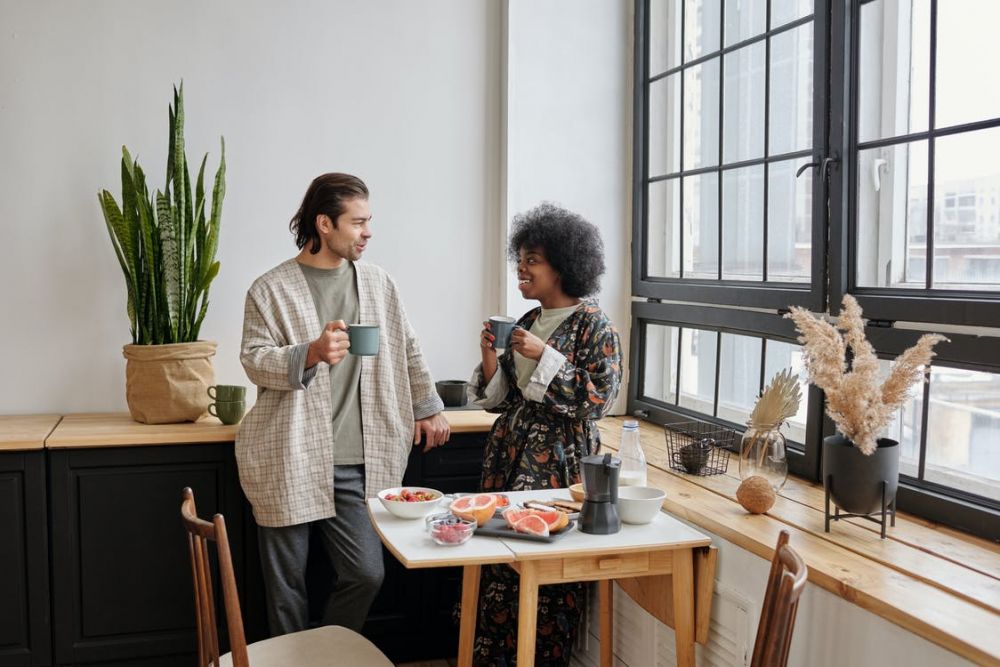 5 Tips Menjaga Hubungan Asmara meski Sama-sama Sibuk Bekerja