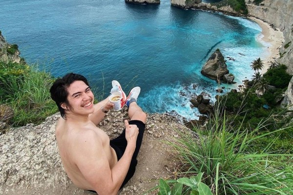 Bikin Terpana, 10 Potret Gagah El Rumi saat Plesiran ke Laut