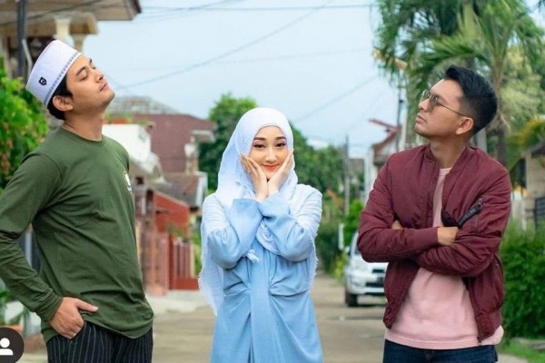 Biasa Tampil Kekinian, 10 Potret Anggun Sandrina IMB Saat Berhijab