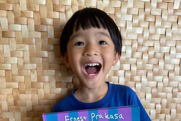 10 Potret Snow, Si Bungsu yang Mirip Banget Ernest Prakasa