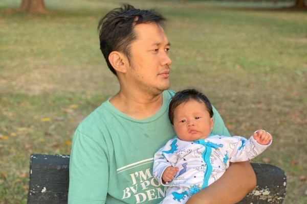 10 Potret Telaten Hanung Bramantyo Asuh Si Bungsu, Ayahable Banget!