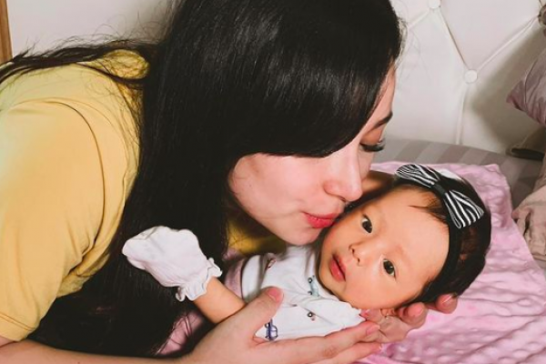 Tujuh Tahun Menanti, 10 Momen Keibuan Asmirandah Momong Baby Chloe