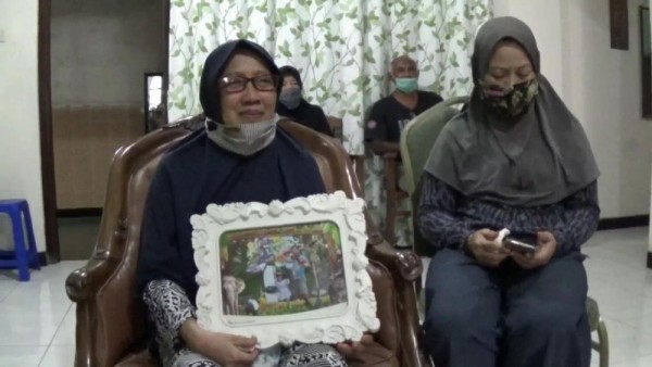 Keluarga Penumpang Sriwijaya Air di Kediri Berharap Ada Keajaiban