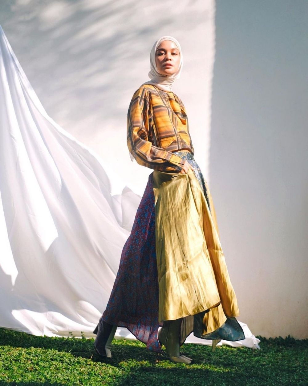 OOTD Hijab Nuansa Kuning ala Tantri Namirah, Kece!