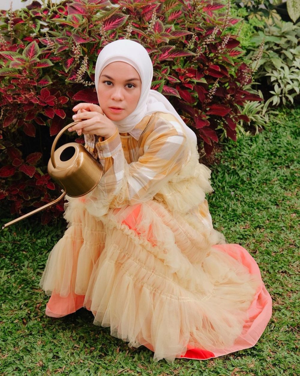 OOTD Hijab Nuansa Kuning ala Tantri Namirah, Kece!