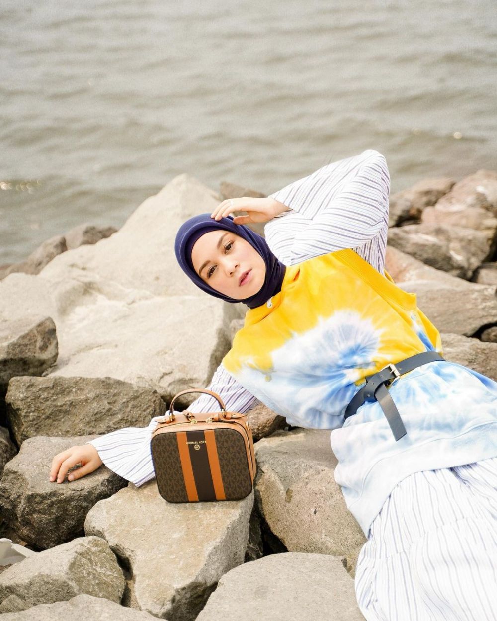 OOTD Hijab Nuansa Kuning ala Tantri Namirah, Kece!