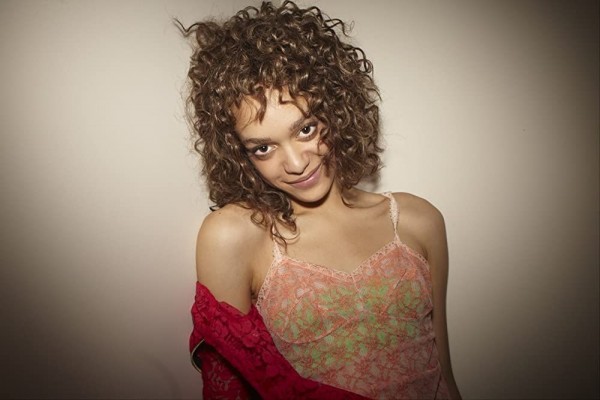 9 Fakta Britne Oldford, Istri Evan Peters di American Horror Story