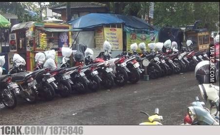 11 Potret Kejadian Unik di Parkiran Motor, Kocak Sekaligus Takjub