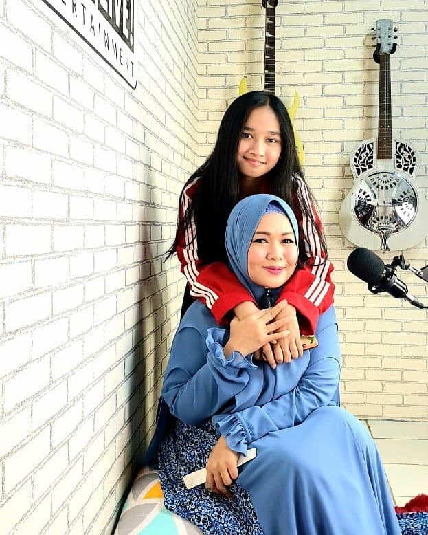 Ibu Tunggal Tangguh, 9 Potret Dea Mirella dan Putri Semata Wayang