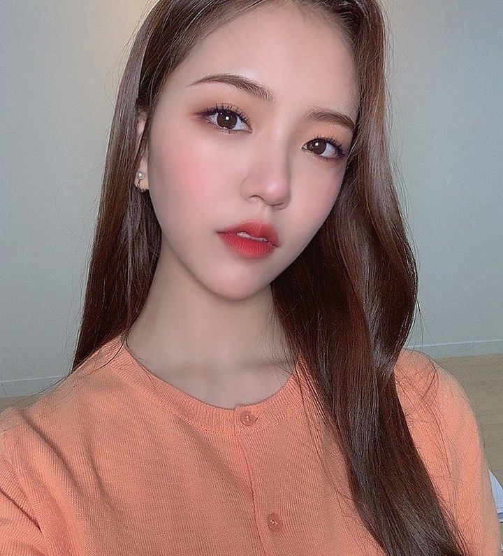 Potret Lena GWSN, Giant Maknae dengan Visual Menawan