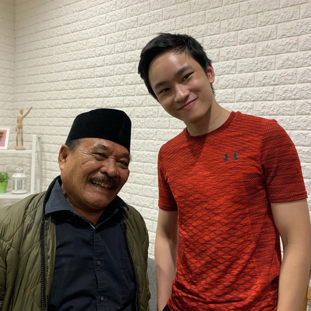 Jadi Fans Berat, 10 Artis Akhirnya Kesampaian Foto Berdua Bareng Idola