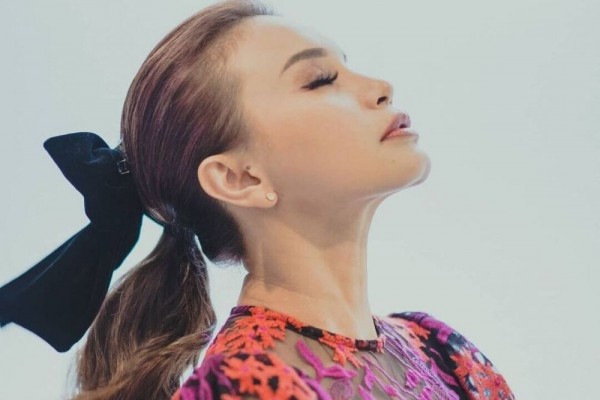 Stunning Abis! 10 Potret Karismatik Rossa saat Pejamkan Mata