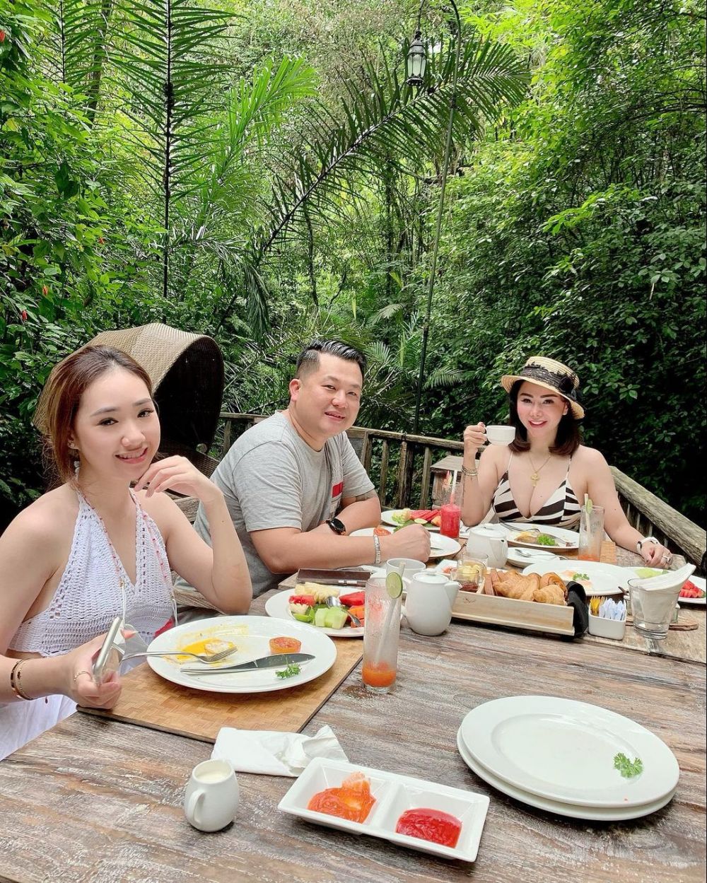 10 Potret Glowing Femmy Permatasari dan Putrinya, Bak Kakak Adik!