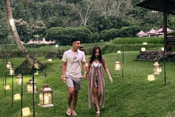 Nongkrong Pinggir Sungai, 10 Momen Liburan Nikita Willy di Magelang