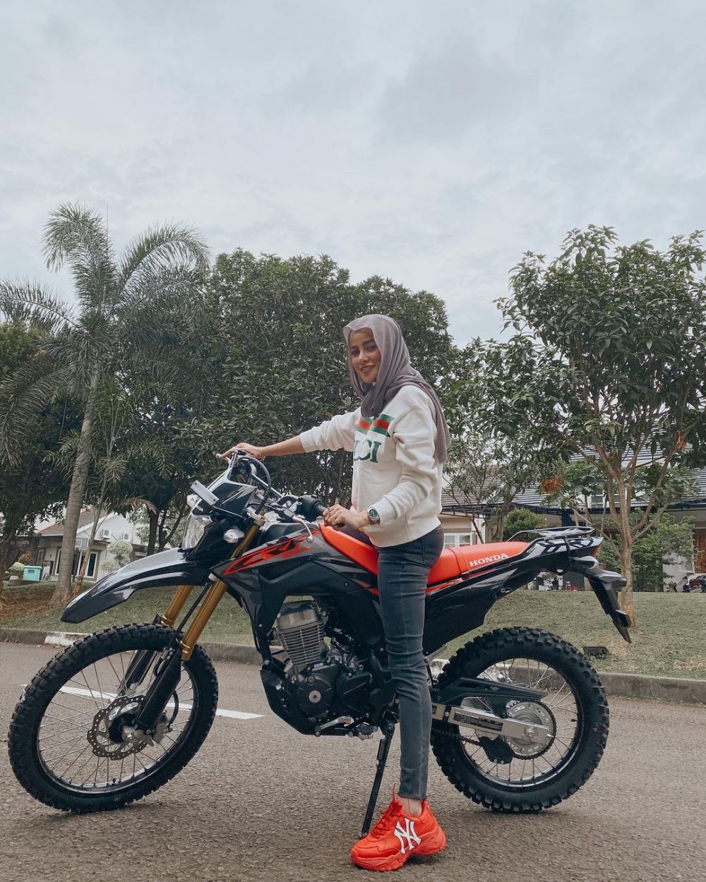 10 Potret Olla Ramlan Ibu Tiga Anak Tampil Badass Abis, Biasa Feminim