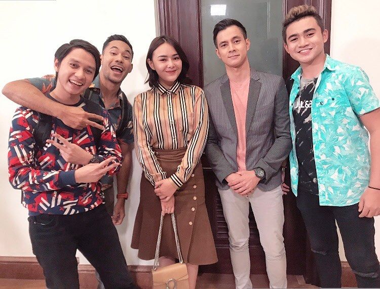 Mesra Mana? 9 Potret Amanda Manopo dengan Arya Saloka Vs Carlo Milk