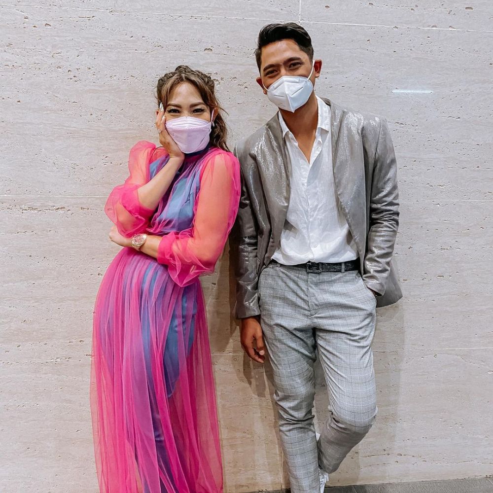 Jadi Fans Berat, 10 Artis Akhirnya Kesampaian Foto Berdua Bareng Idola