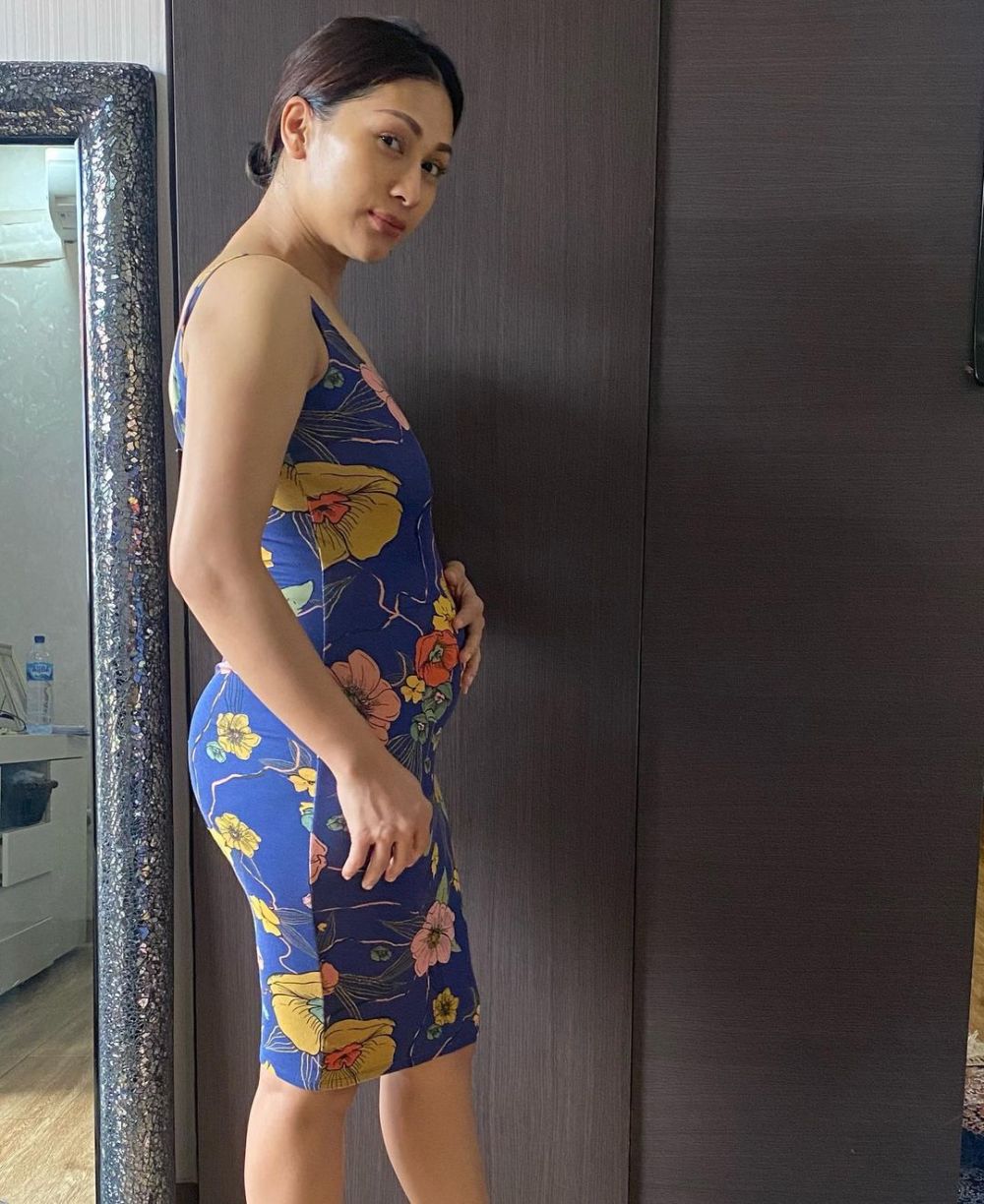 Gaya Artis Pamer Baby Bump Dengan Gaun Biru