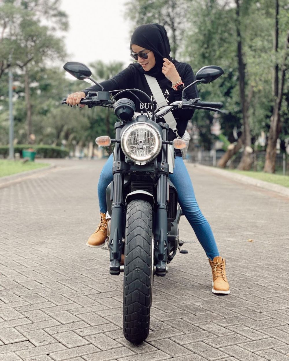 10 Potret Olla Ramlan Ibu Tiga Anak Tampil Badass Abis, Biasa Feminim