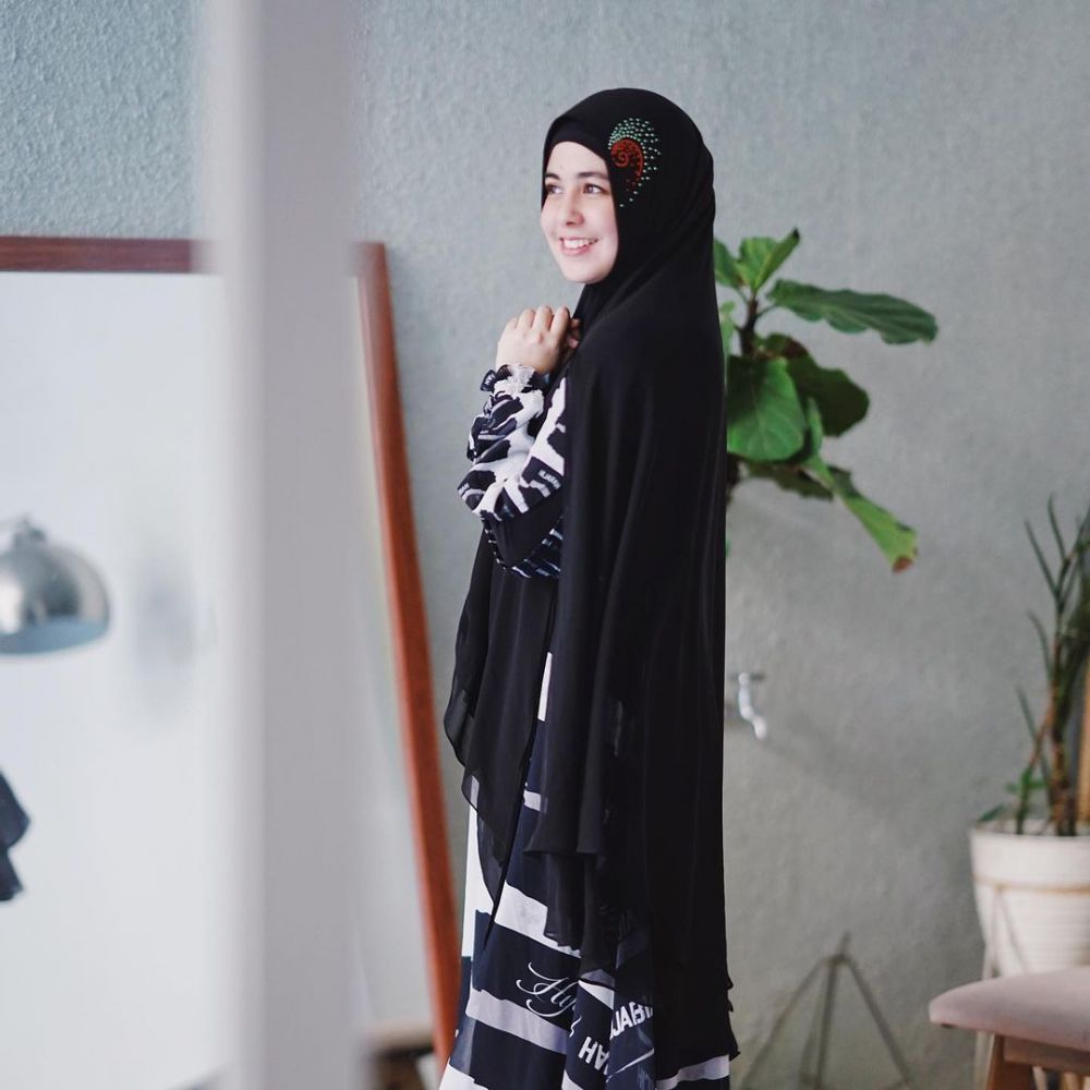 Lama Vakum Kini Kian Anggun Bersahaja, 10 Potret Terbaru Risty Tagor