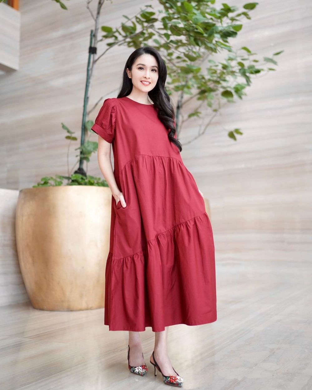 9 Inspirasi Outfit dengan Dress Untuk Natalan Sandra Dewi, Ceria!