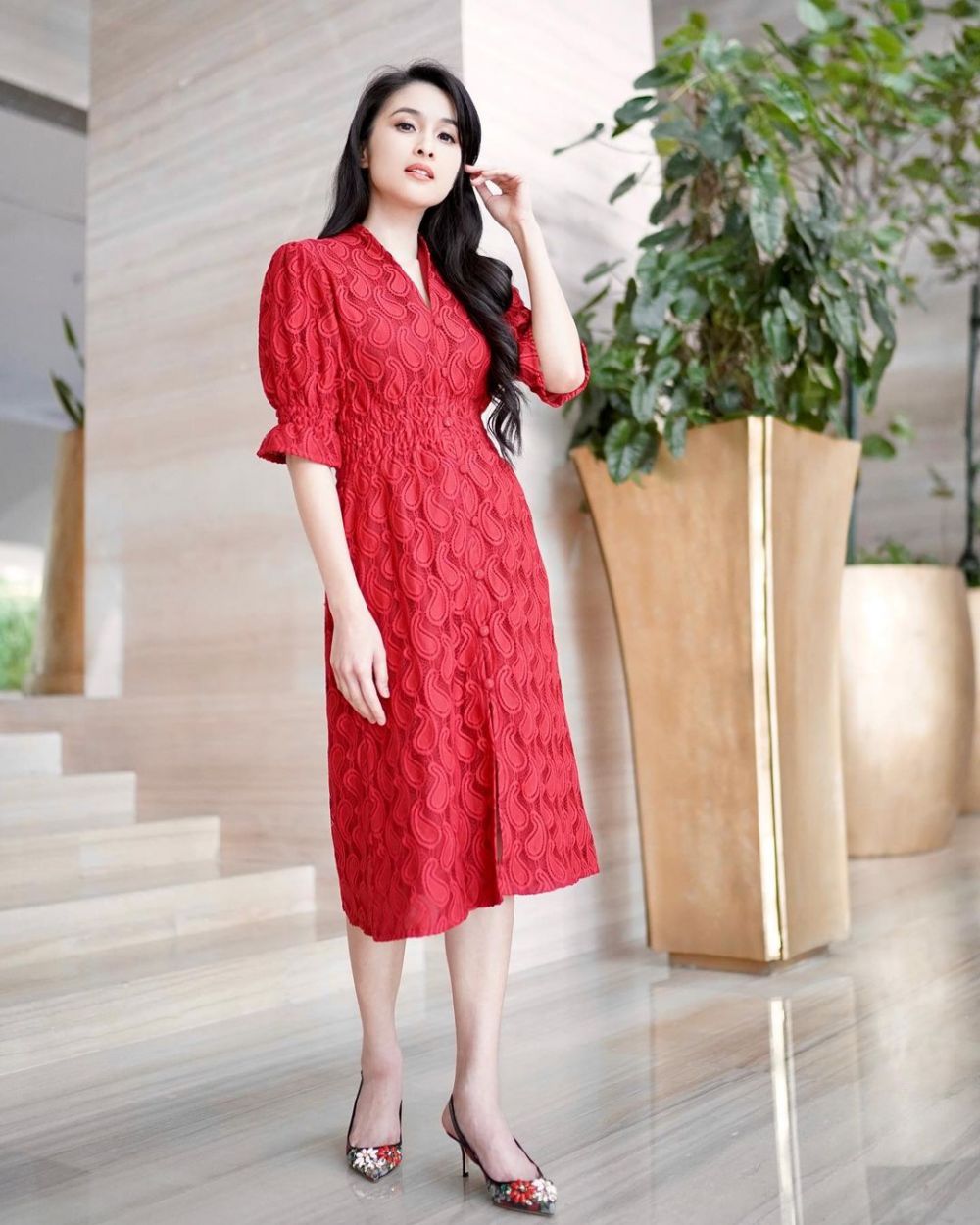 9 Inspirasi Outfit dengan Dress Untuk Natalan Sandra Dewi, Ceria!