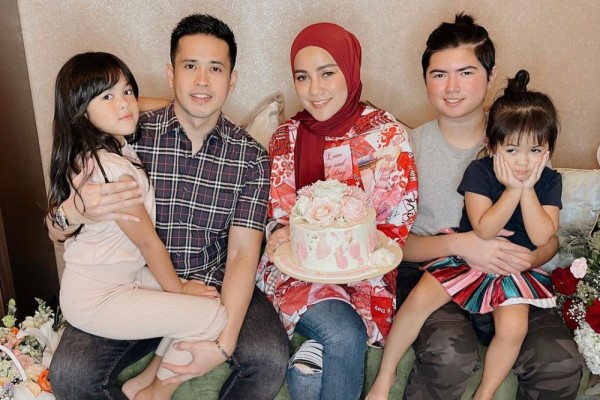 Kena Gosip Tak Sedap, 10 Potret Bahagia Keluarga Olla Ramlan