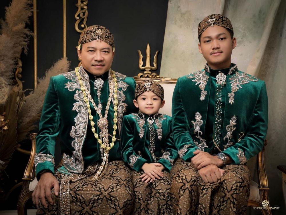 Manglingi! 10 Photoshoot Keluarga Hermansyah Bertema Pengantin Jawa