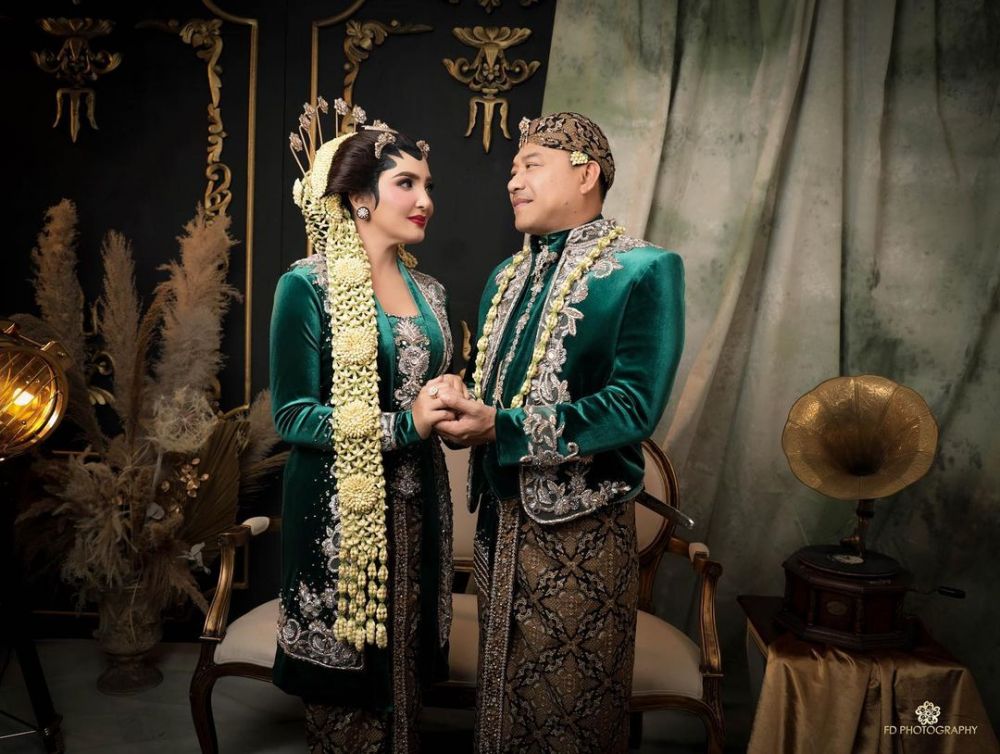 Manglingi! 10 Photoshoot Keluarga Hermansyah Bertema Pengantin Jawa
