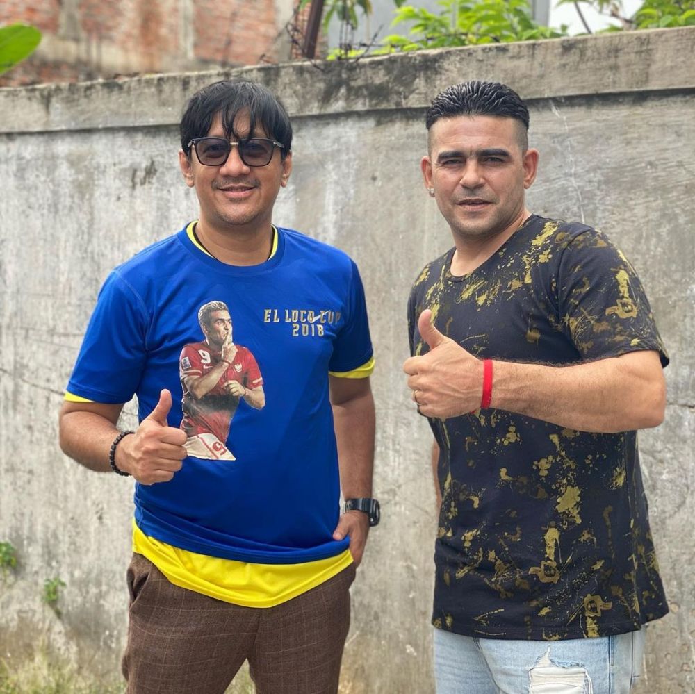 Jadi Fans Berat, 10 Artis Akhirnya Kesampaian Foto Berdua Bareng Idola
