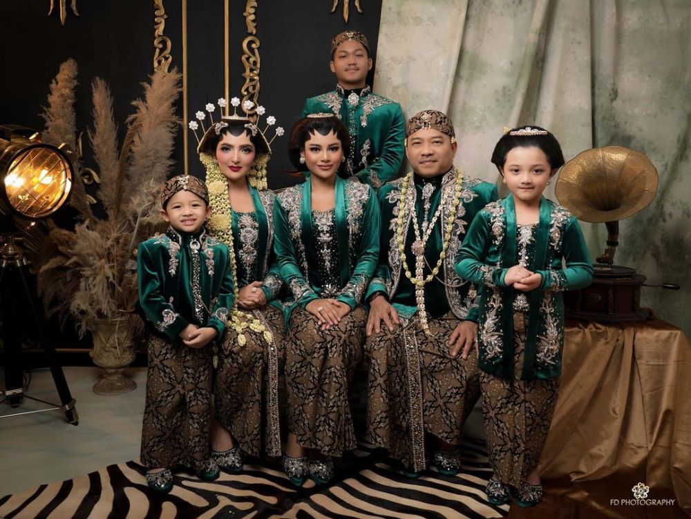 Manglingi! 10 Photoshoot Keluarga Hermansyah Bertema Pengantin Jawa
