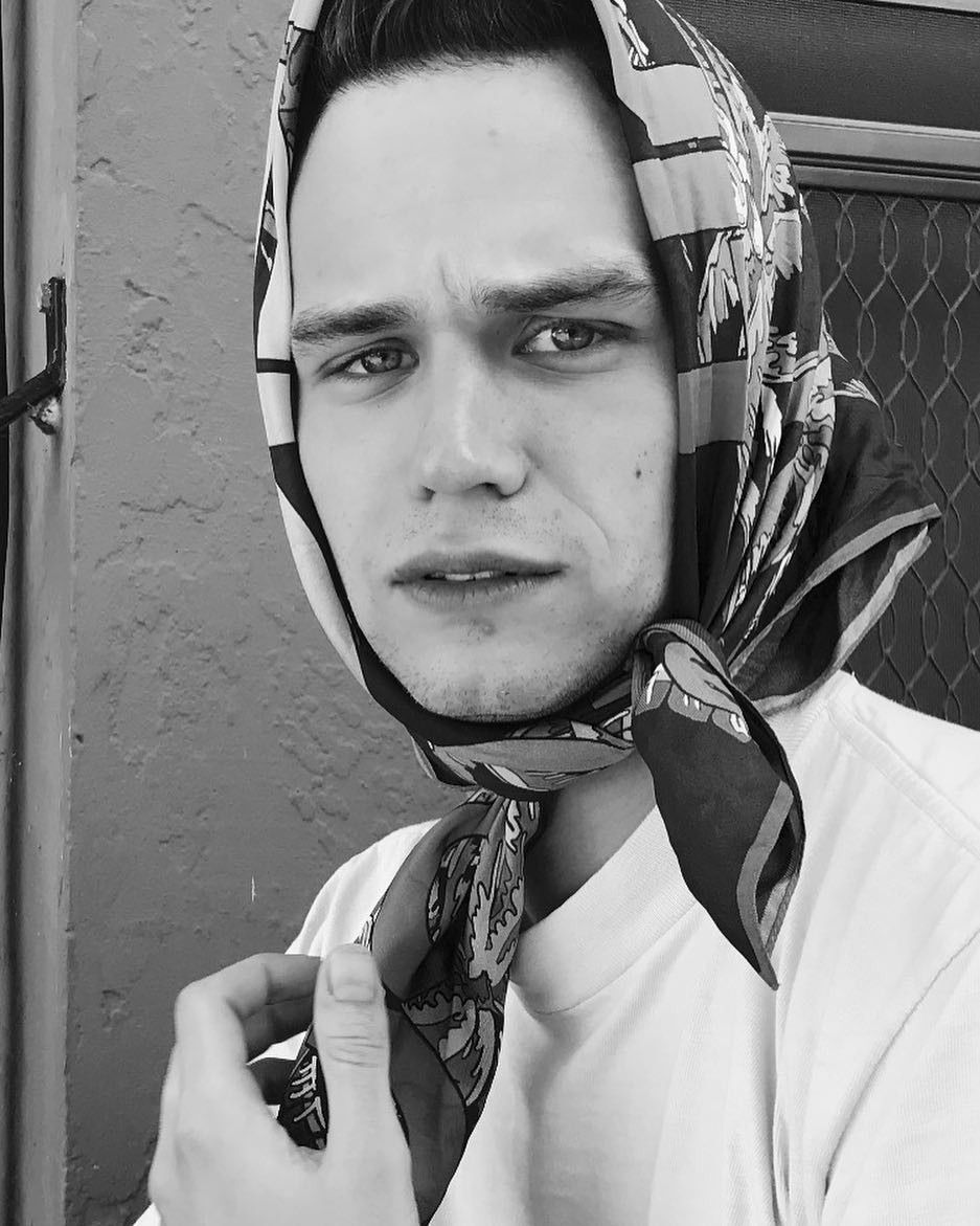 10 Potret Anti Jaim Brandon Flynn Aktor 13 Reasons Why