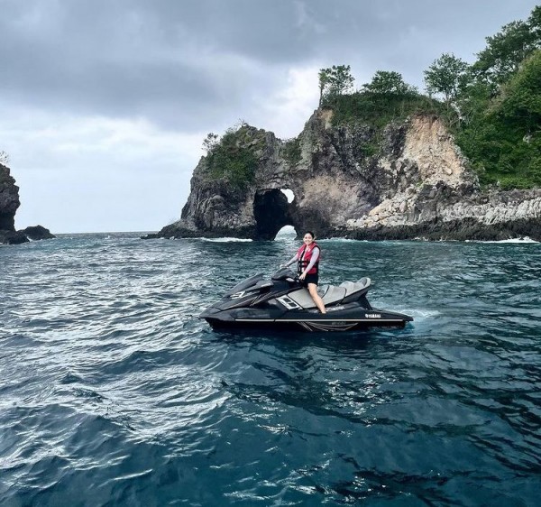 9 Gaya Liburan Rachel Vennya di Lombok yang Tuai Sorotan