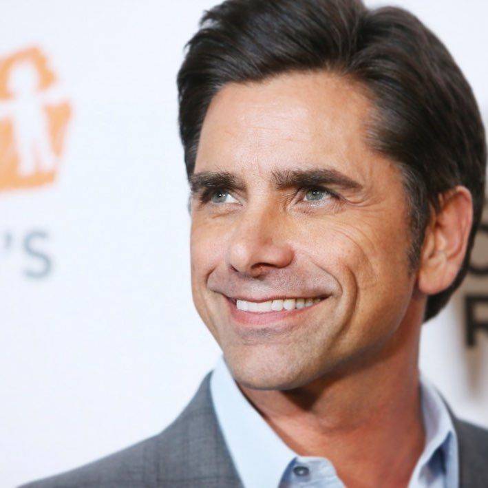 10 Fakta Menarik John Stamos, Pelatih Basket di Serial Big Shot.