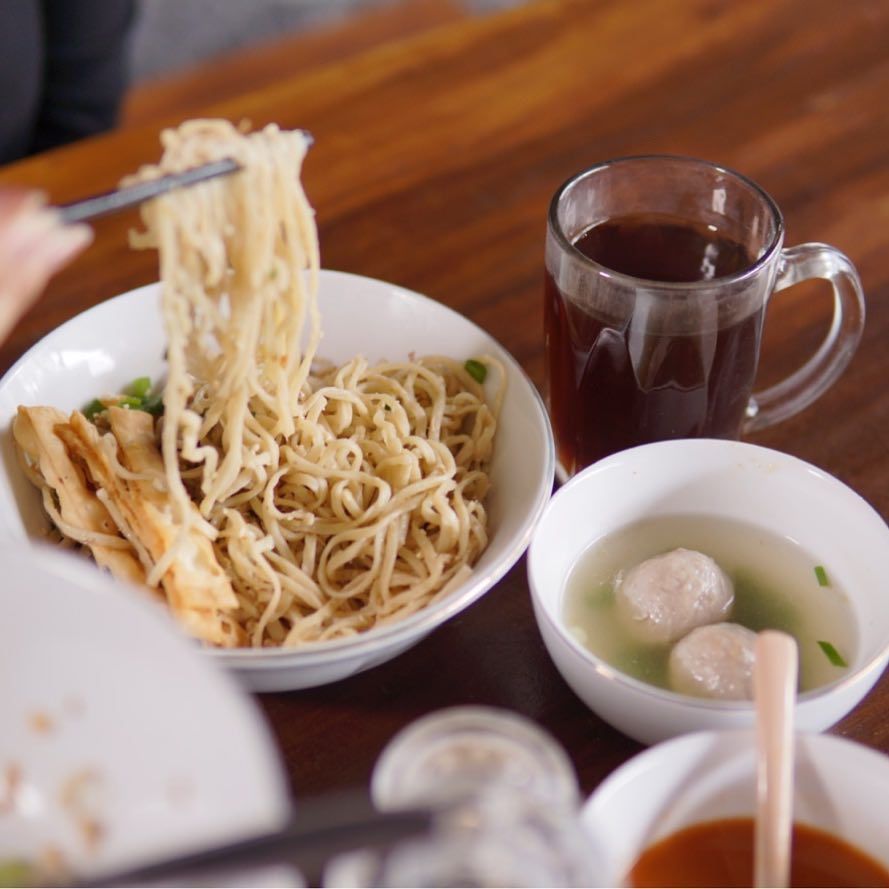 Ini 9 Tempat Makan Bakso yang Murah dan Mengenyangkan di Bandung