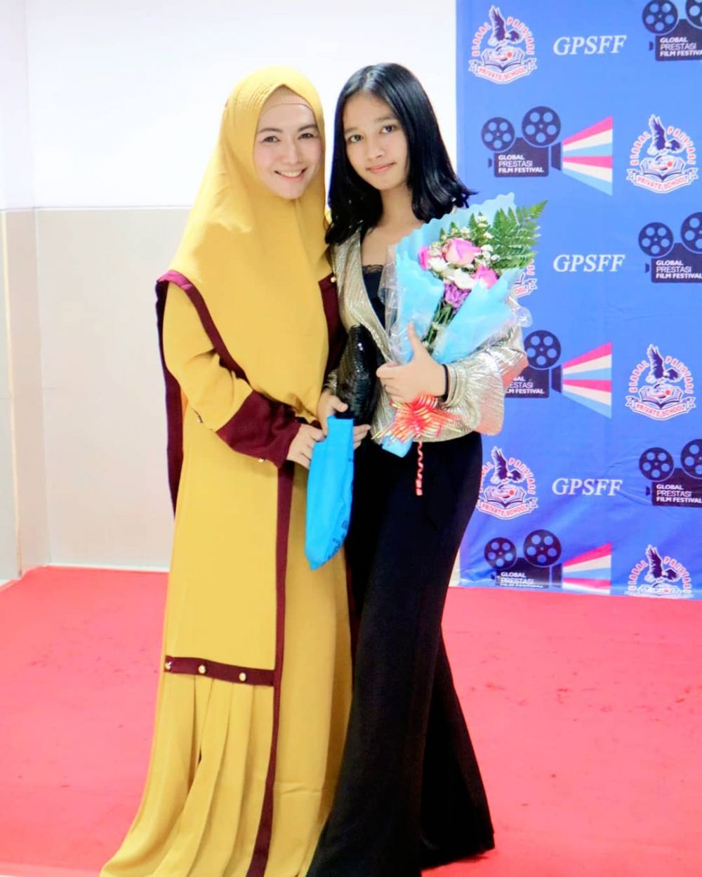Ibu Tunggal Tangguh, 9 Potret Dea Mirella dan Putri Semata Wayang