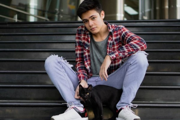 9 Potret Terbaru Bryan Andrew bak Idol KPop